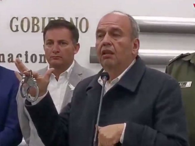 Lo ministre del govèrn, Arturo Murillo, o anoncièt dins una conferéncia de premsa mentre que brandava unas manòtas
