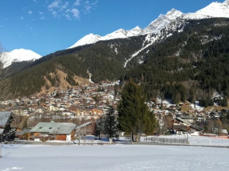 La ministra francesa de la santat, Agnès Buzyn, anoncièt dissabte qu’avián identificat cinc cases de coronavirus dins la vila toristica de Les Contamines-Montjoie, en Arpitània