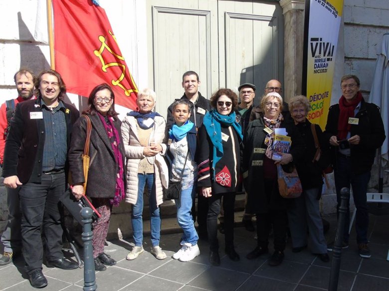 La candidatura Viva Niça 2020 que presenta per la ciutat mai orientala d’Occitània de claras politicas lingüisticas per l’occitan niçard, en respectant las autras lengas presentas dins la vila, dont la lenga dels signes