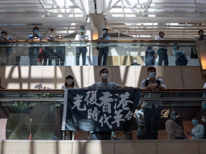 Una centena de manifestants s’acampèron dins un centre comercial de l’illa d’Hong Kong, l’International Financial Centre, e defisèron l'interdiccion de far de concentracions impausada per las autoritats a causa de la crisi sanitària de la Covid-19