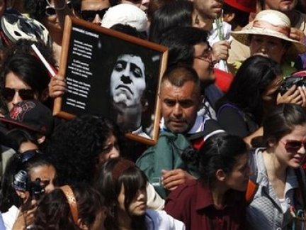 Imatge de las funeralhas de Víctor Jara en 2009