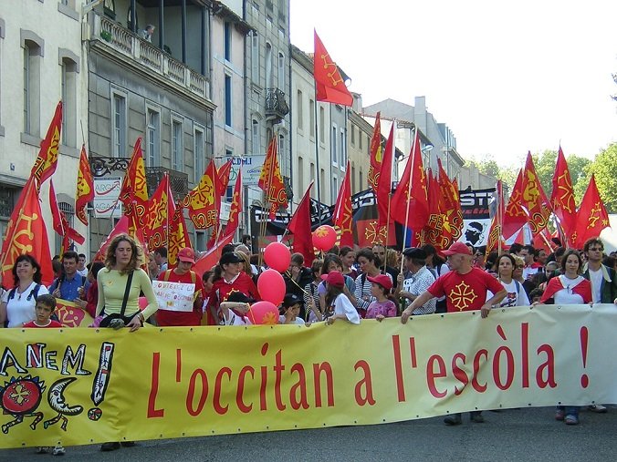 Cresèm que cal manténer e refortir la militància e contunhar de far pression sus las administracions estatalas, regionalas, departamentalas e localas per defendre l’educacion en occitan