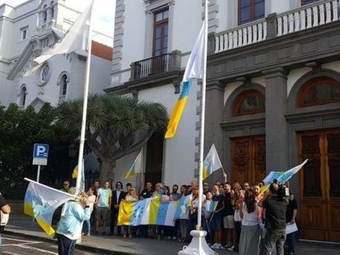 Aquela senténcia s’es prononciada amb la tòca d’anullar la decision del conselh municipal de Santa Cruz de Tenerife qu’aviá decidit de brandar lo drapèl sobeiranista de las illas Canàrias