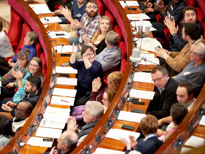 La Convencion Ciutadana pel Clima es compausada de 150 ciutadans causits per tiratge al sòrt. Après nòu meses de trabalh, presentèron dimenge passat lors preconizacions al govèrn de l’estat francés