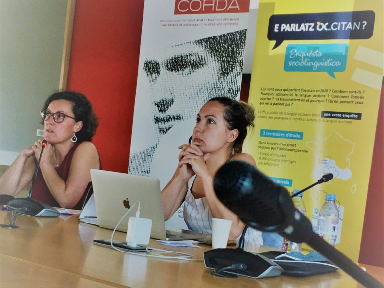 Charline Claveau (a drecha), presidenta de l’Ofici Public de la Lenga Occitana, e Élodie Courregelongue, encargada d’estudis per la societat COHDA, responsabla de la realizacion de l’enquista