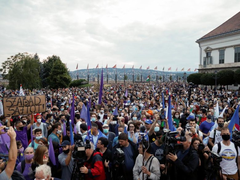 Almens 80 jornalistas an demissionat e de milièrs an manifestat en Ongria contra la repression del govèrn del país devèrs los jornals critics