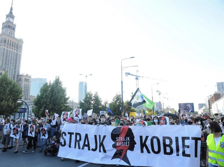De milièrs de personas, mai que mai de femnas, manifestèron divendres passat per las carrièras de Varsòvia per protestar contra la decision del govèrn polonés de quitar lo tractat europèu sus la prevencion e la lucha contra la violéncia envèrs las femnas