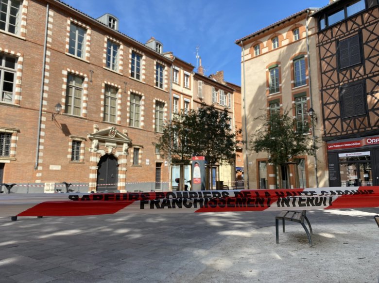 La bastissa es situada dins lo quartièr dels Carmes, a l’angle de la Carrièra de la Fondariá e de la Plaça del Salin, es de quatre nivèls e menaça de s'escrancar entièrament