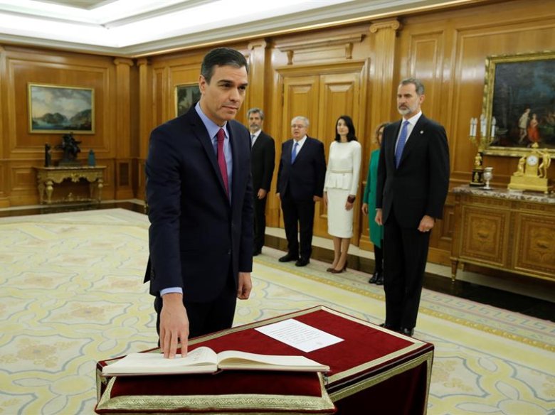 Pedro Sánchez prèsta jurament sus la Constitucion davant lo rei Felip VI