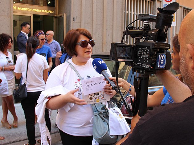 Manifestacion pel sarde a la television publica a Casteddu en agost de 2015