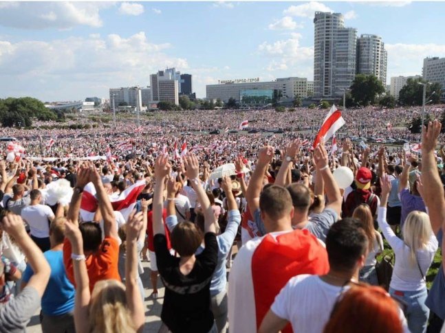 Dimenge passat, après uèch jorns intenses de protèstas, se tenguèt una granda manifestacion a Misnk nomenada Marcha de la Libertat qu’amassèt aperaquí 200 000 personas
