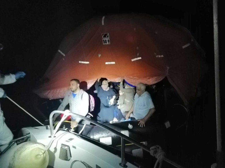 Moment que los guardacòstas turcs socorreguèron la femna siriana abandonada en nauta mar que parlèt amb los confraires d’<em>Ara</em>