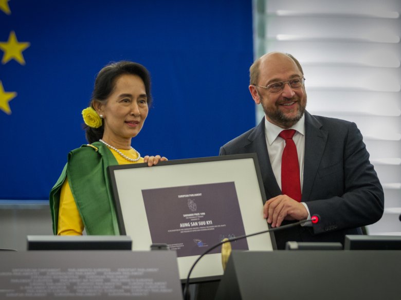 En 1990, lo Parlament Europèu reconeguèt sa lucha en favor de la democracia e dels dreches umans davant la dictatura militara que governava Birmania alavetz. Mas Aung San Suu Kyi poguèt pas anar quèrre son prèmi fins a 2013 perque èra assignada a domicili