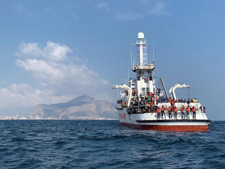  Lo quite divendres de matin, una cinquantena de migrants avián sautat dins la mar per ensajar de nadar fins a la còsta de Palèrme