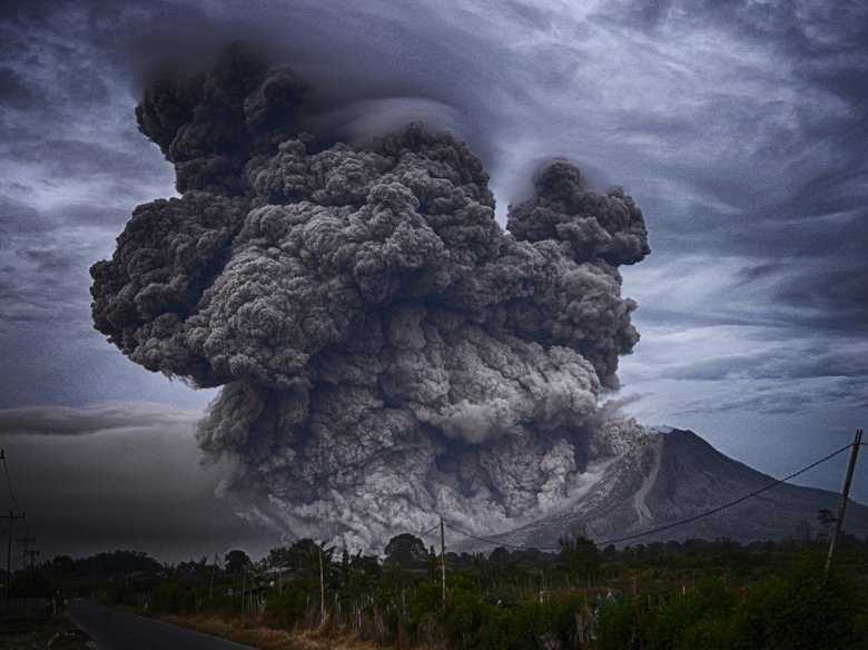 L’activitat volcanica emetèt de dioxid de carbòni dins l’atmosfèra a d’autras epòcas mas pas tant coma ara o fa l’èsser uman