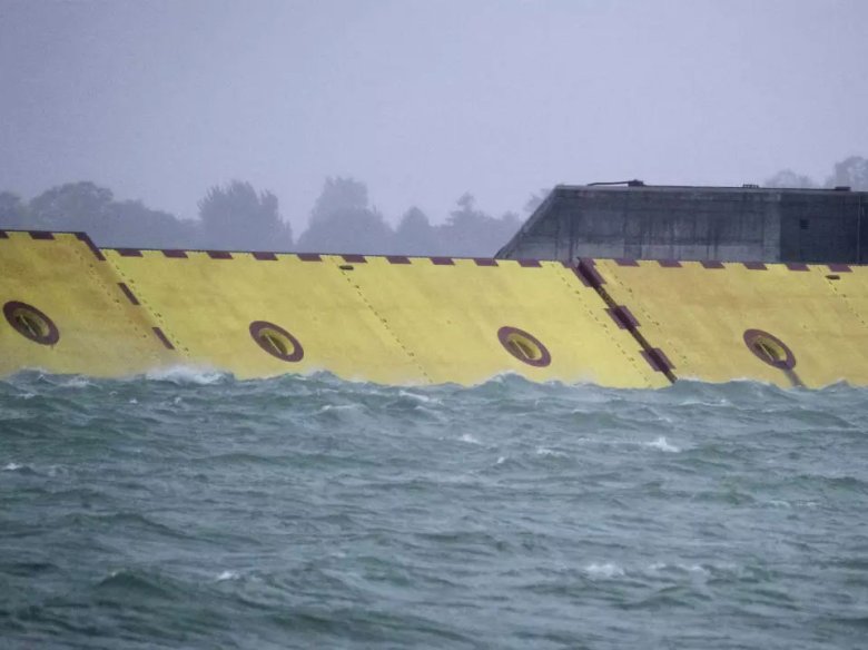 Mose es un sistèma de restancas mobilas que permet d’isolar la laguna de Venècia de la mar Adriatica e atal evitar que la marèa nauta inonde la vila