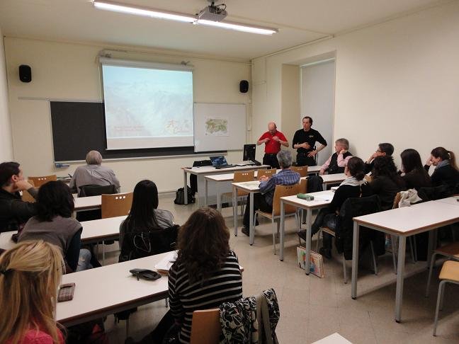 Es guides d'Aran Culturau, Claudi Aventín e Ricard Novell, qu'an presentat eth mapa ena bastissa deth Rectorat dera Universitat, en aranés