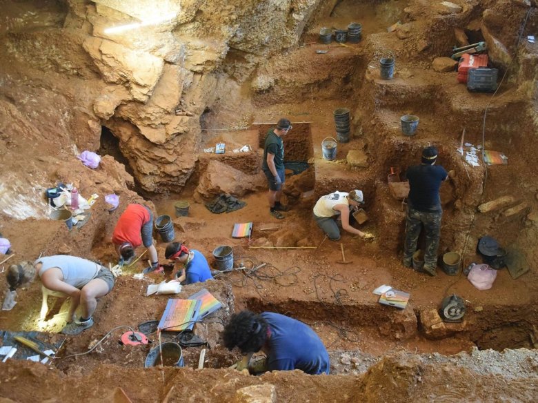 L’estudi es basat sus d’aisinas de pèira trapadas dins la cauna de Picareiro, en Portugal