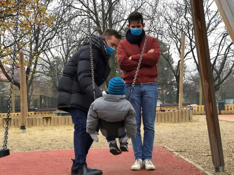 Márton Pál e Ádám Hanol jògan amb lor enfant adoptat a Budapèst