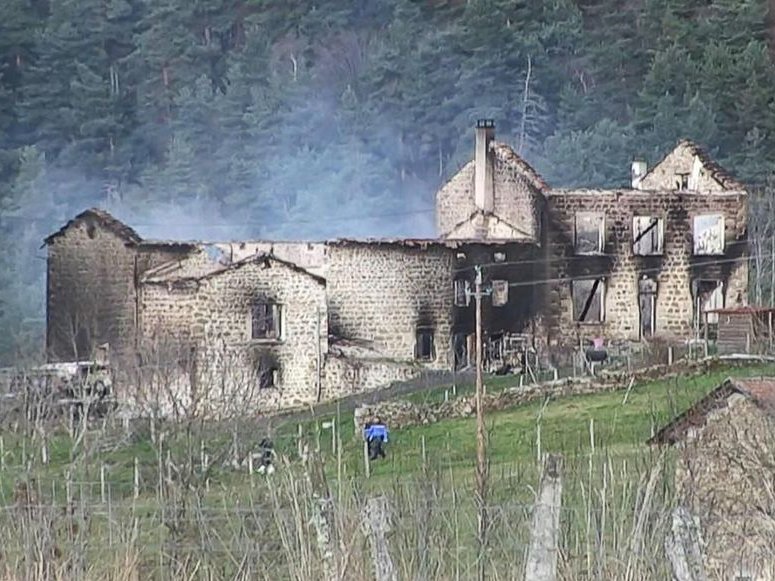 Dins la nuèch de dimars a dimècres, Frédérik Limol tuèt tres gendarmas e ne nafrèt un autre quand los policièrs porgissián socors a sa femna, victima de violéncias conjugalas. Incendièt l’ostal, tornèt fusilhar los agents e fugiguèt