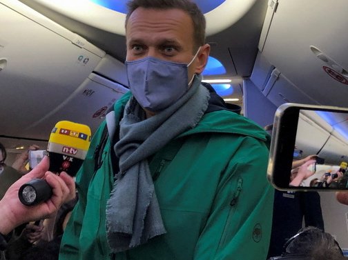 Navalni dins l'avion de retorn a Moscòu