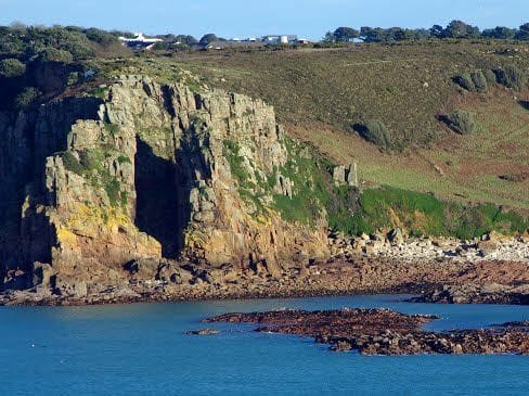 Plusors dents trapadas en 1910 al sit paleolitic de La Cotte de St Brelade, a Jersey, son ara estadas classificadas coma las d’un individú que foguèt un ibrid entre  nostra espècia e Homo neandertalensis