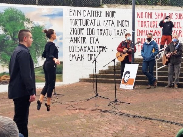 Inauguracion del monument en remembre de Mikel Zabalza, 35 ans après sa mòrt