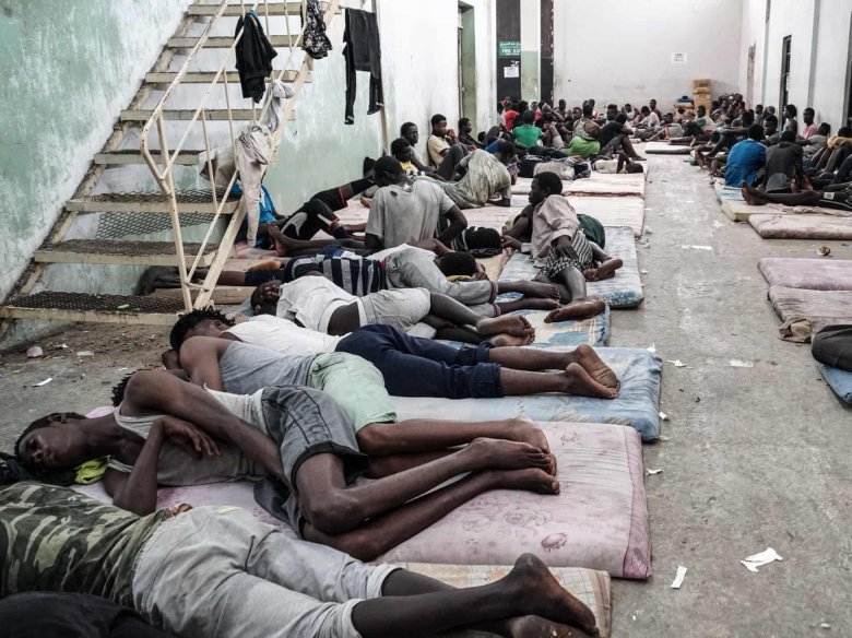 Refugiats e migrants dins un centre de detencion en Libia en 2017