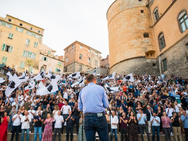 Simeoni, en un meeting de Femu a Corsica