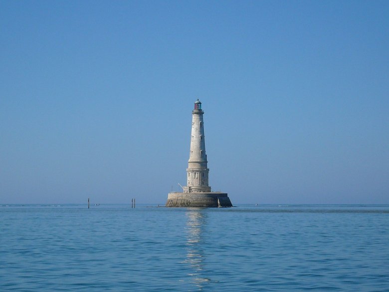 A l’extrèm occidental d’Occitània, situat a sèt quilomètres en mar sul platèl de Cordoan, a l’embocadora de l’estuari de Gironda, se tròba lo far de Cordoan. Bastit entre 1584 a 1611, es lo far pus ancian del país encara en foncionament