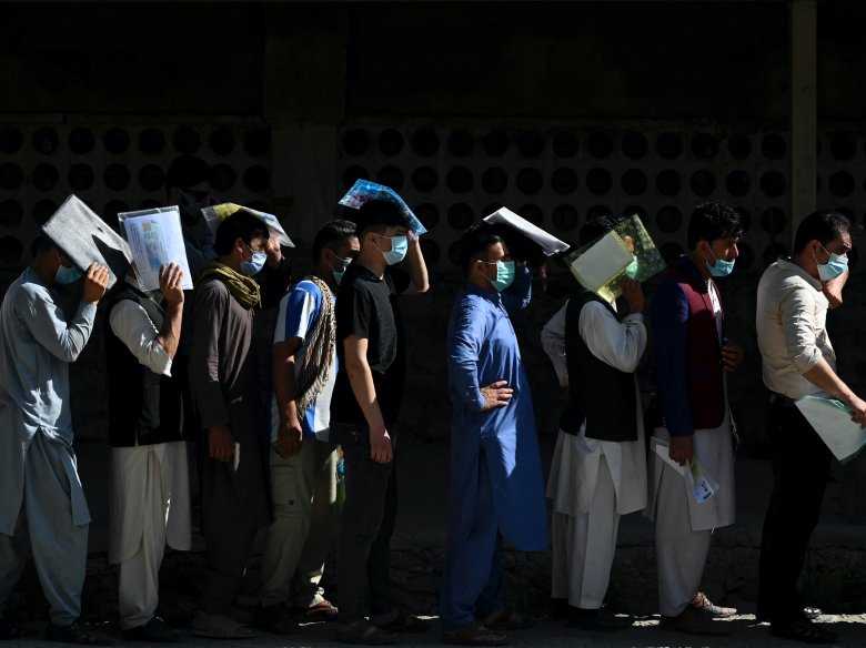 Environ 10 000 personas sollicitan cada jorn de passapòrts e visats mentre que los talibans avançan. “Avèm pas cap d’autra causida que de partir, coma dins lo passat”