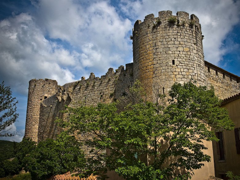 Belibasta lo jutgèron a Carcassona e puèi lo cremèron viu dins la cort del castèl de Vilaroja de Termenés