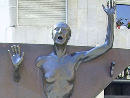 Monument a Natàlia, dita Colometa, protagonista deth roman, ena Plaça deth Diamant