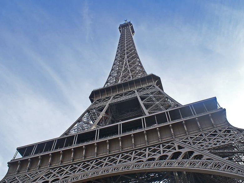 La primièra ràdio francesa foguèt Radio Tour Eiffel. La primièra emission se faguèt lo 21 de desembre de 1921 e, malgrat que foguèsse una ràdio militara, pervenguèt lèu a tot lo territòri francés fins en 1940