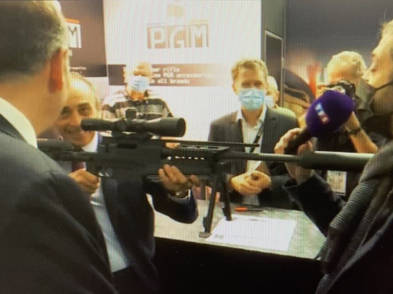 Zemmour menaça “per rire” de jornalistas amb una arma de guèrra