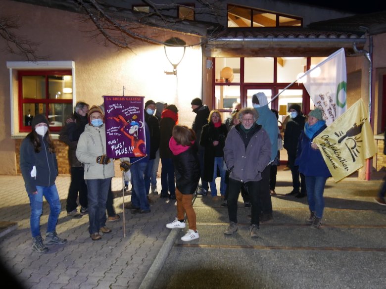 Dijòus passat, Arkolia presentava lo projècte dins una reünion publica, dins la sala de las fèstas del Bòsc. D’opausants acampavan defòra