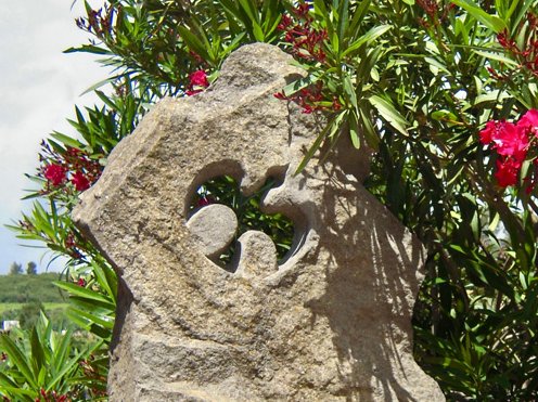 Son escultura mai coneguda es sa colomba de lutz a Menèrba