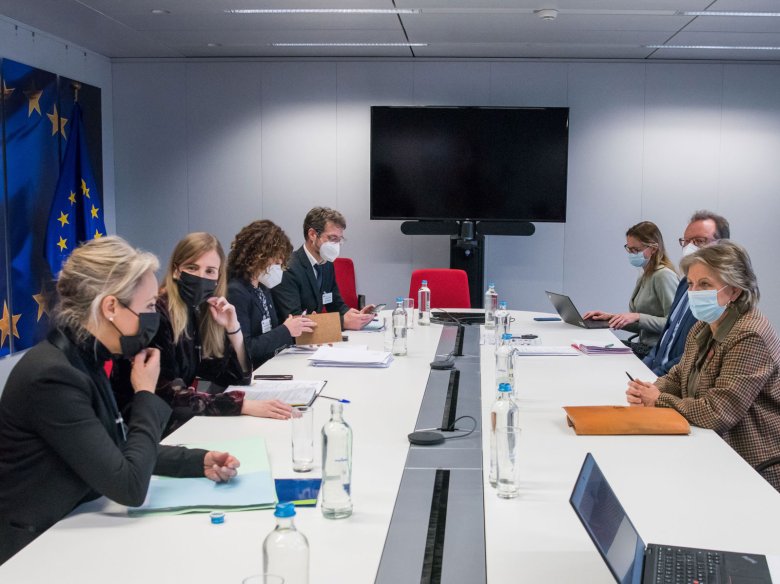 Nadia Pellefigue, Rosario Sánchez, Victòria Alsina e Xavier Bernard-Sans dins la reünion amb la comissària europèa Elisa Ferreira a Brussèlas