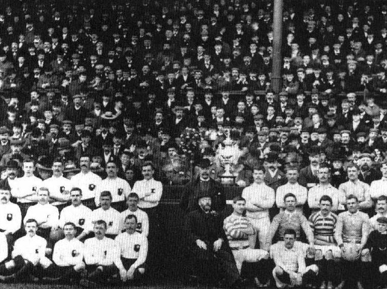 La primièra finala de la Cup se tenguèt a Londres lo 24 d’abril 1897. Opausèt Batley que ganhèt 10-3 fàcia a… Saint Helens!