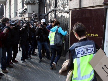 D'agents de la polícia espanhòla davant lo burèu de de Método 3, l'agéncia privada de detectius, a Barcelona
