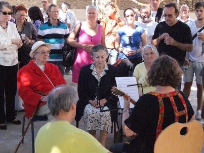 De musicians catalans e occitans faguèron un omenatge a Hermínia Muñoz Puisech a Vernhòla en setembre passat
