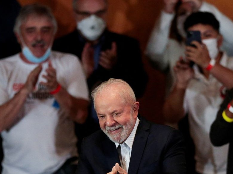 Lula, que tornèt recobrar sos dreches politics en 2021, es per ara lo favorit dels sondatges amb lo 44% de l’as intencions de vòte contra lo 32% per son adversari