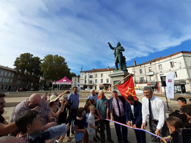 Lo responsable de la renovacion de la plaça, Nicolas Benatti, talhèt lo riban inaugural en preséncia del prefècte e del cònsol màger d’Agen