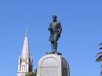 L’estatua de Clamenç Cabanetas es totjorn en plaça sus la plaça centrala de Pigüé