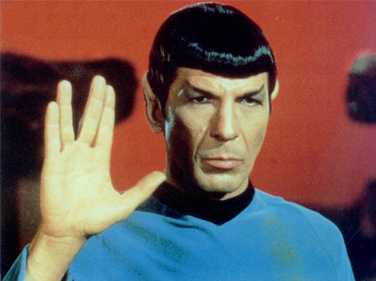 Spock en fasent la tradicionala salutacion vulcaniana