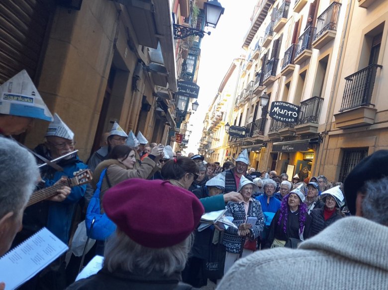 “Vòli pas una civilizacion coma aquesta”, çò cantavan ièr al centre vila de Sant Sebastian, en remembre del 20n anniversari del tampament d'Euskaldunon Egunkaria