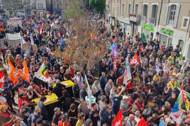 Environ 600 policièrs bloquèron l’intrada de Gange e enebiguèron las caçairòlas. Pasmens, lo recampament de protèsta foguèt nombrós