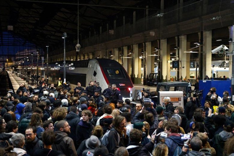 De retorn a París, dins la gara de Lion una molonada de manifestants esperavan lo ministre en fasent sonar de caçairòlas