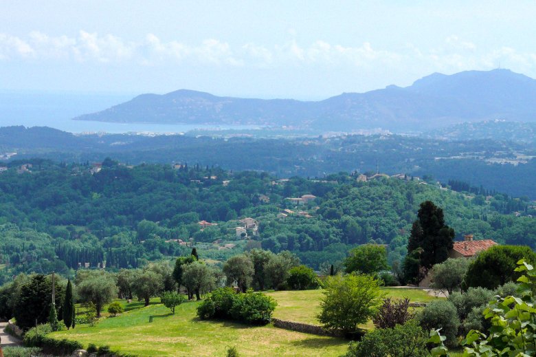 En plan temps de secada e de restriccions de l’aiga, dins la comuna de Castèunòu de Grassa se planhon del degalhatge que ne fan impunament de personalitats coma Berlusconi, Albèrt IId o lo grand duc Enric de Luxemborg 