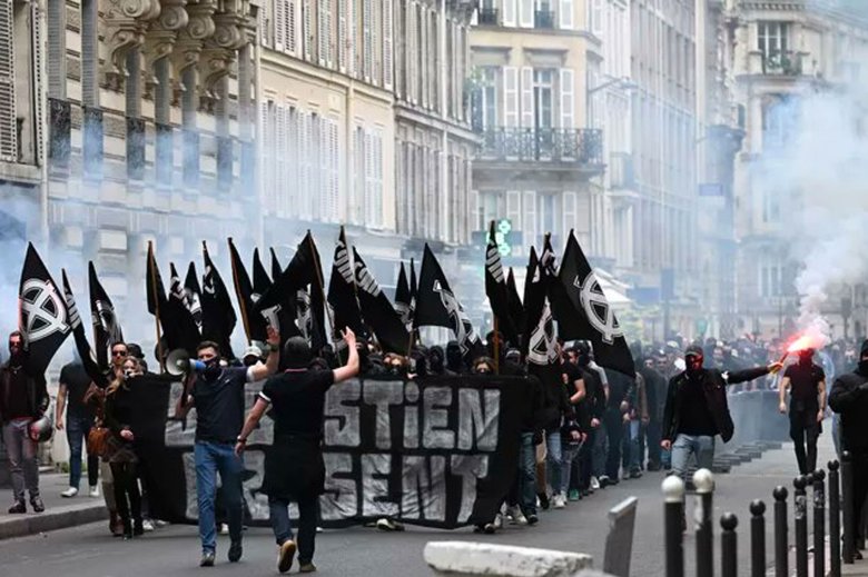 Dissabte 6 de mai i aguèt acamp d’environ 600 personas, la majoritat cagoladas e vestidas de negre, que portavan de nombroses drapèls nazis